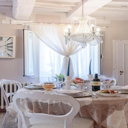 Convenient Close To Train Station And Parking